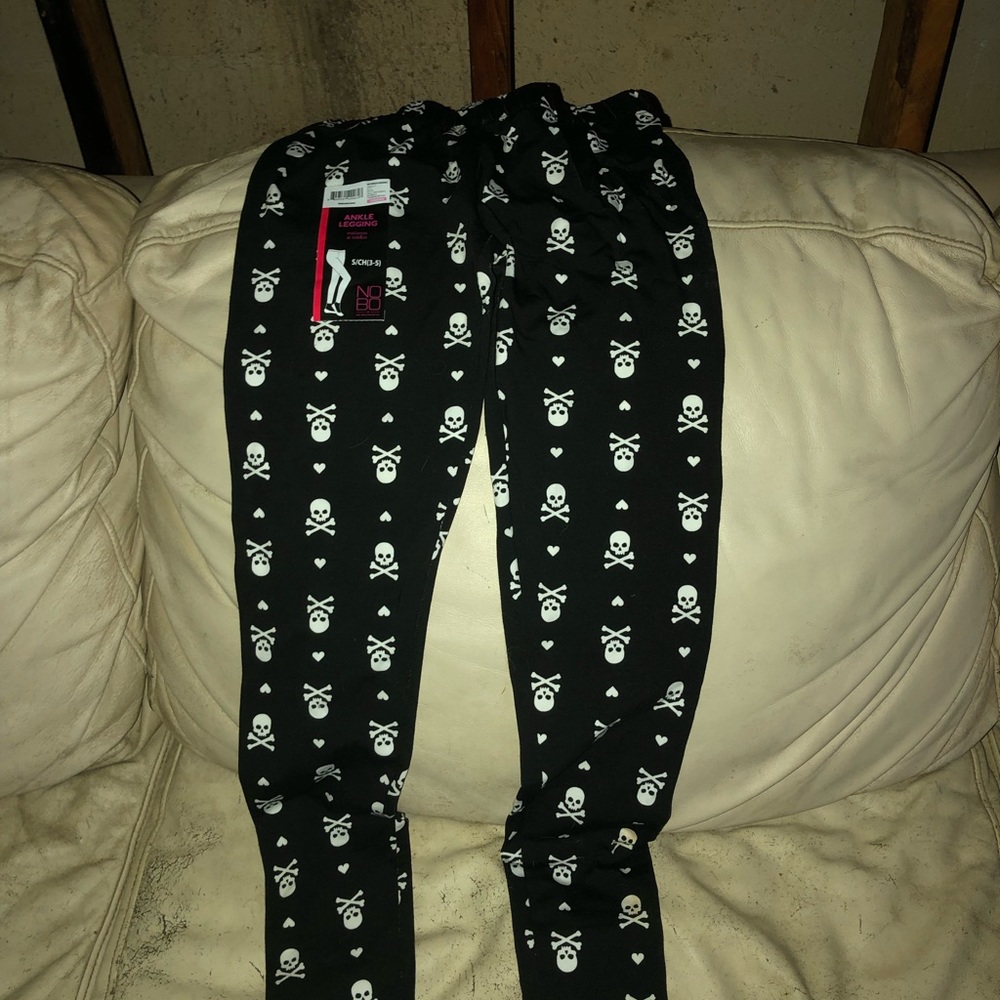 6/$25 Black stretch pants with skull design